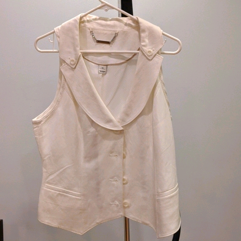 White vest nice lapel details